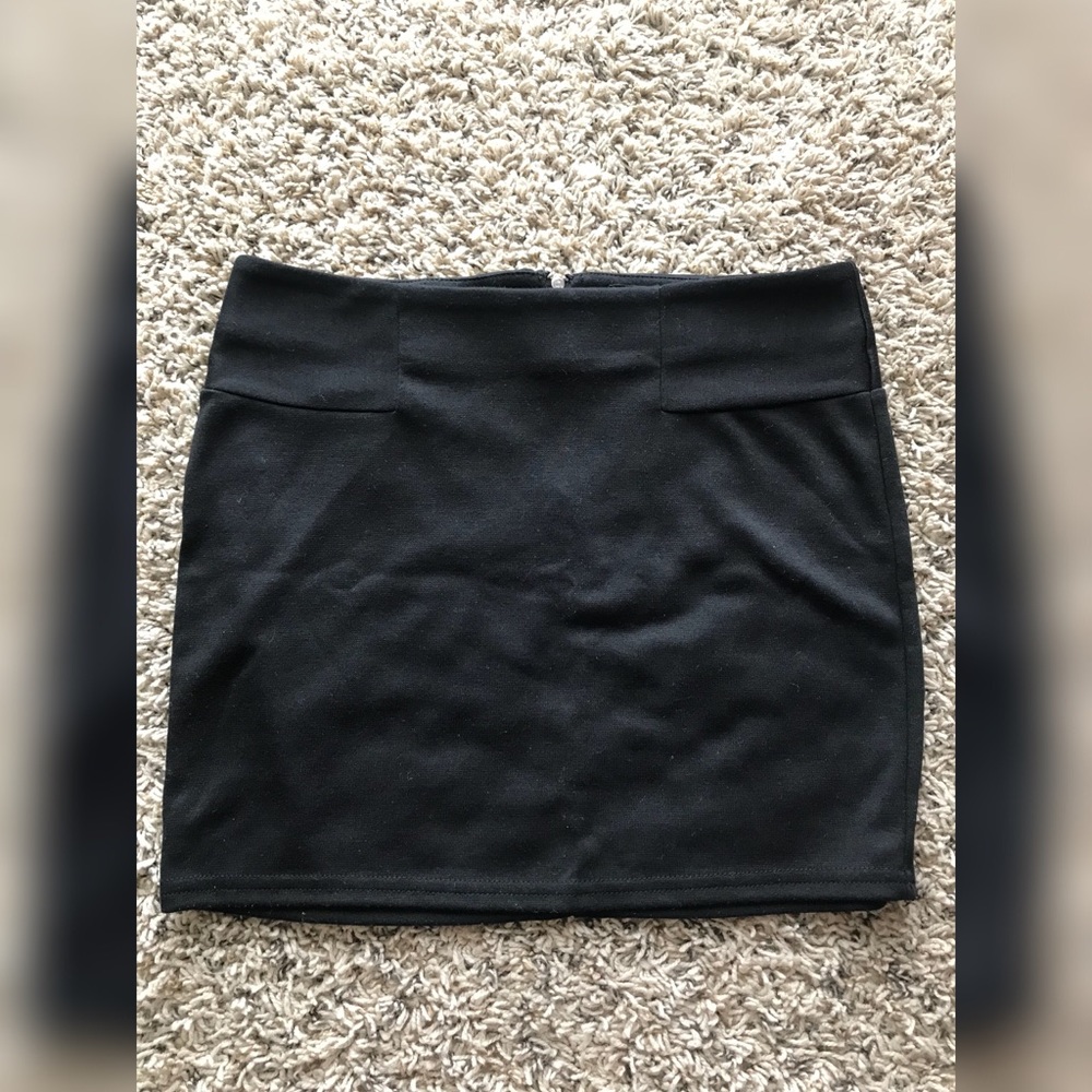 Mini skirts - Picture 3 of 6